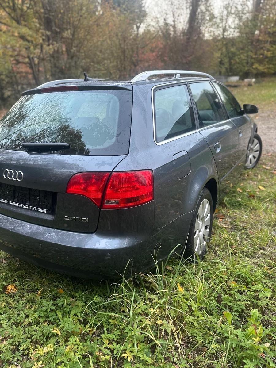 Audi A4 2005 — салон