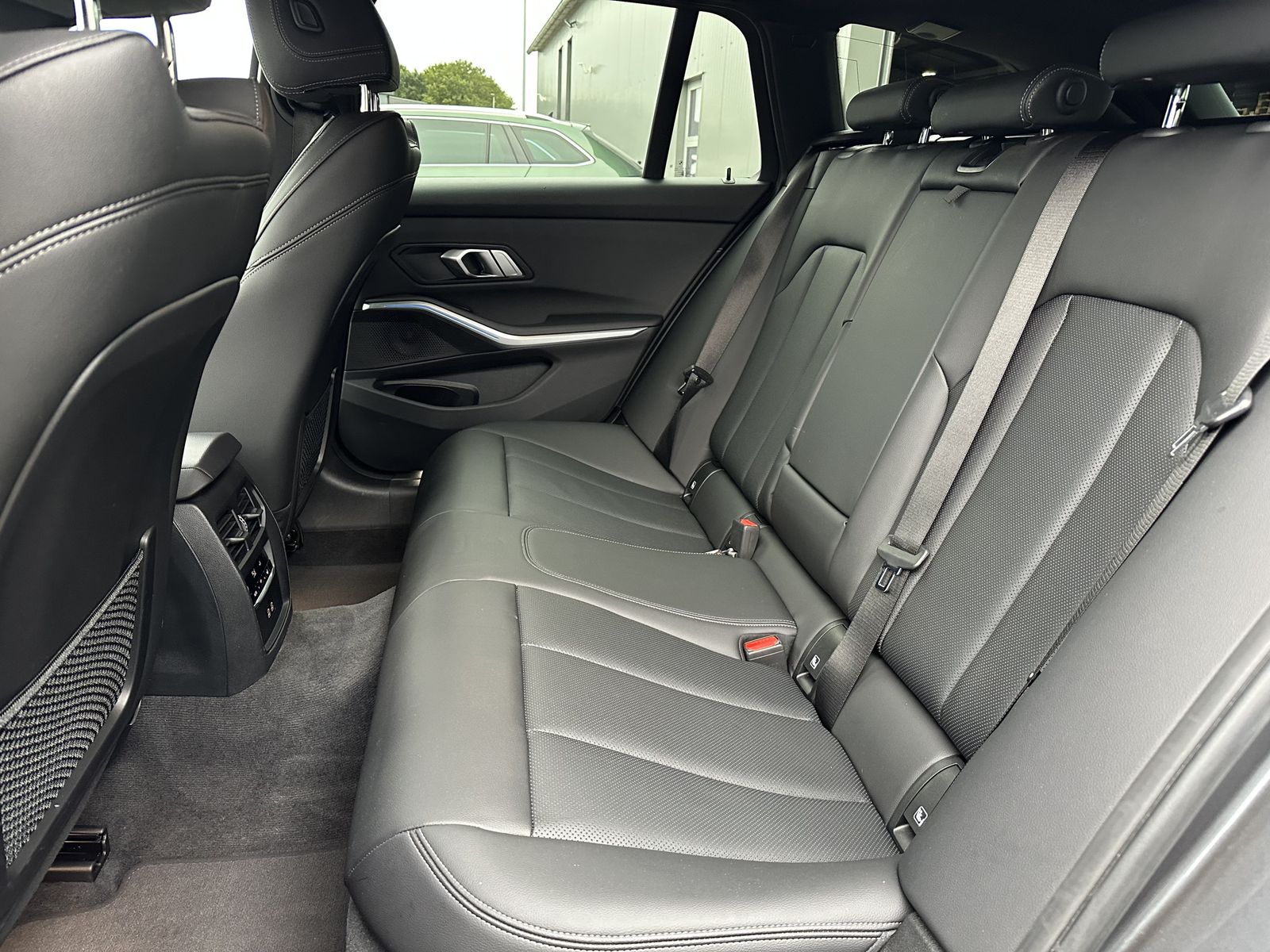 Fahrzeugabbildung BMW 320e Touring M-Sport NAV+LASER+HEAD-UP+KAMERA+VC