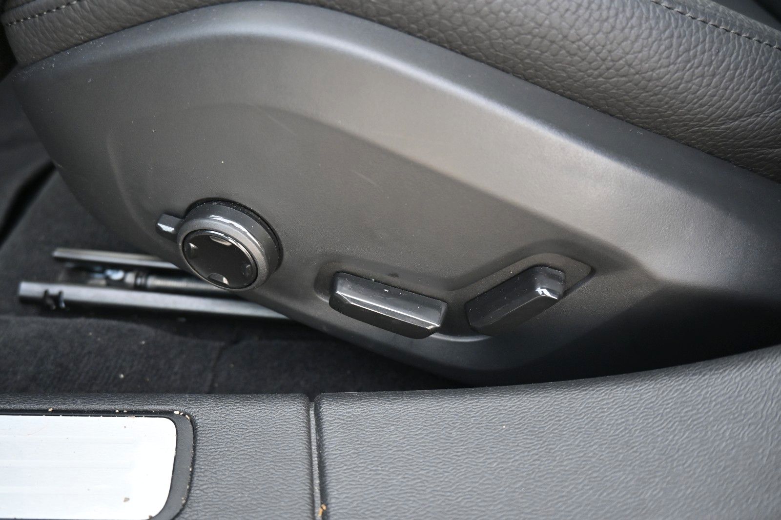 Fahrzeugabbildung Volvo V60 B4 DKG Plus Dark*FSHZG*H&K*360°*ACC*AHK