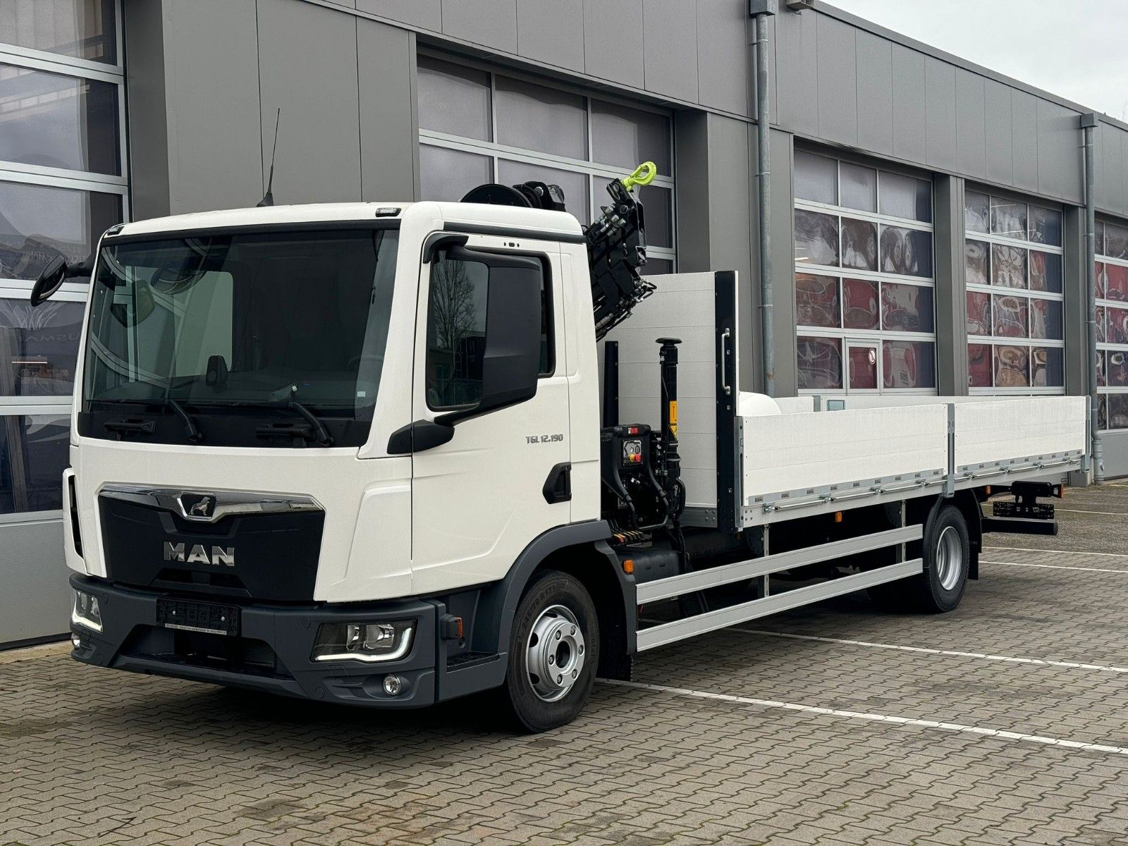 Fahrzeugabbildung MAN TGL 12.190 Pritsche 6,10m mit HIAB 072-4 / 4x2