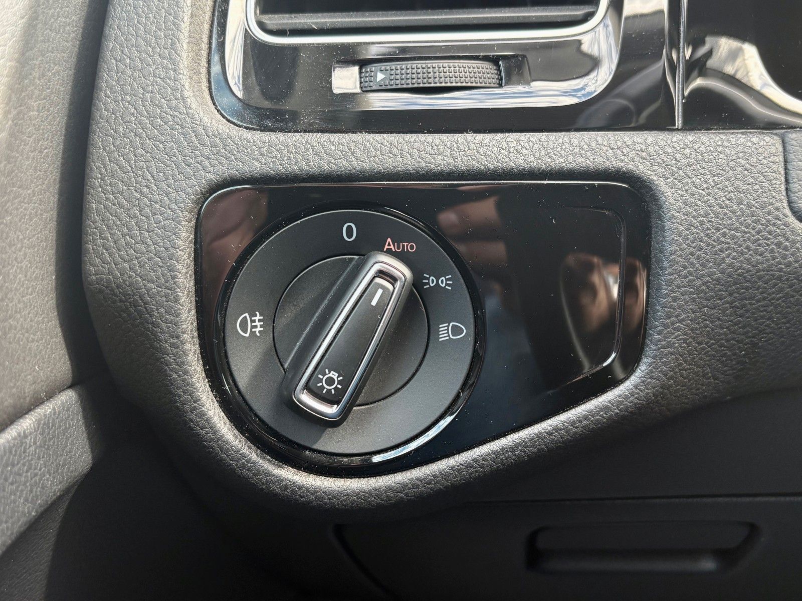 Fahrzeugabbildung Volkswagen Golf VII 1.5 TSI ACT DSG Sound Navi R-LINE ACC