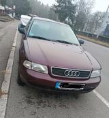 Audi A4 B5 - Audi A4 aus 1995 mit Benzin-Antrieb: Limousine