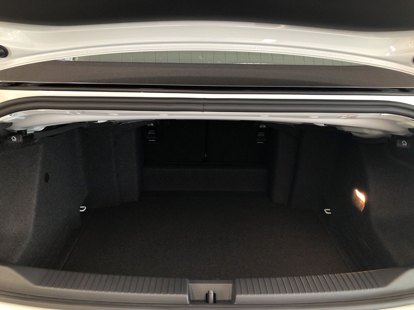 Fahrzeugabbildung Volkswagen T-Roc Cabriolet R-Line 1.5 TSI DSG Sportpaket AH