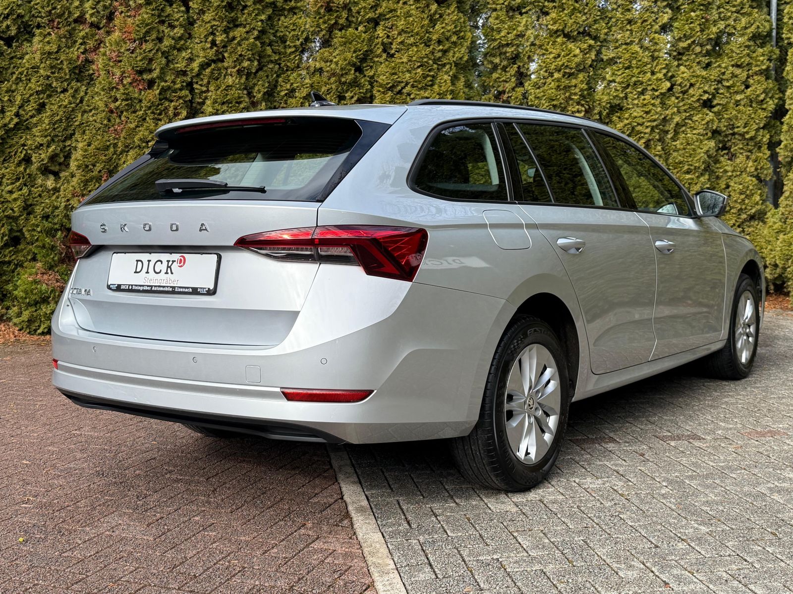 Fahrzeugabbildung SKODA Octavia 2.0 TDI Ambition LED+SHZ+AHK+CARPLAY+DAB