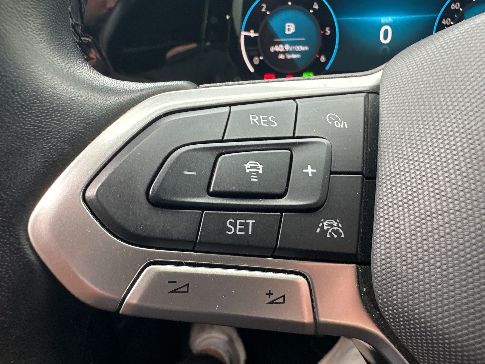 Fahrzeugabbildung Volkswagen Golf Variant 2.0 TDI DSG Style NAV+AHK+ACC+KAM