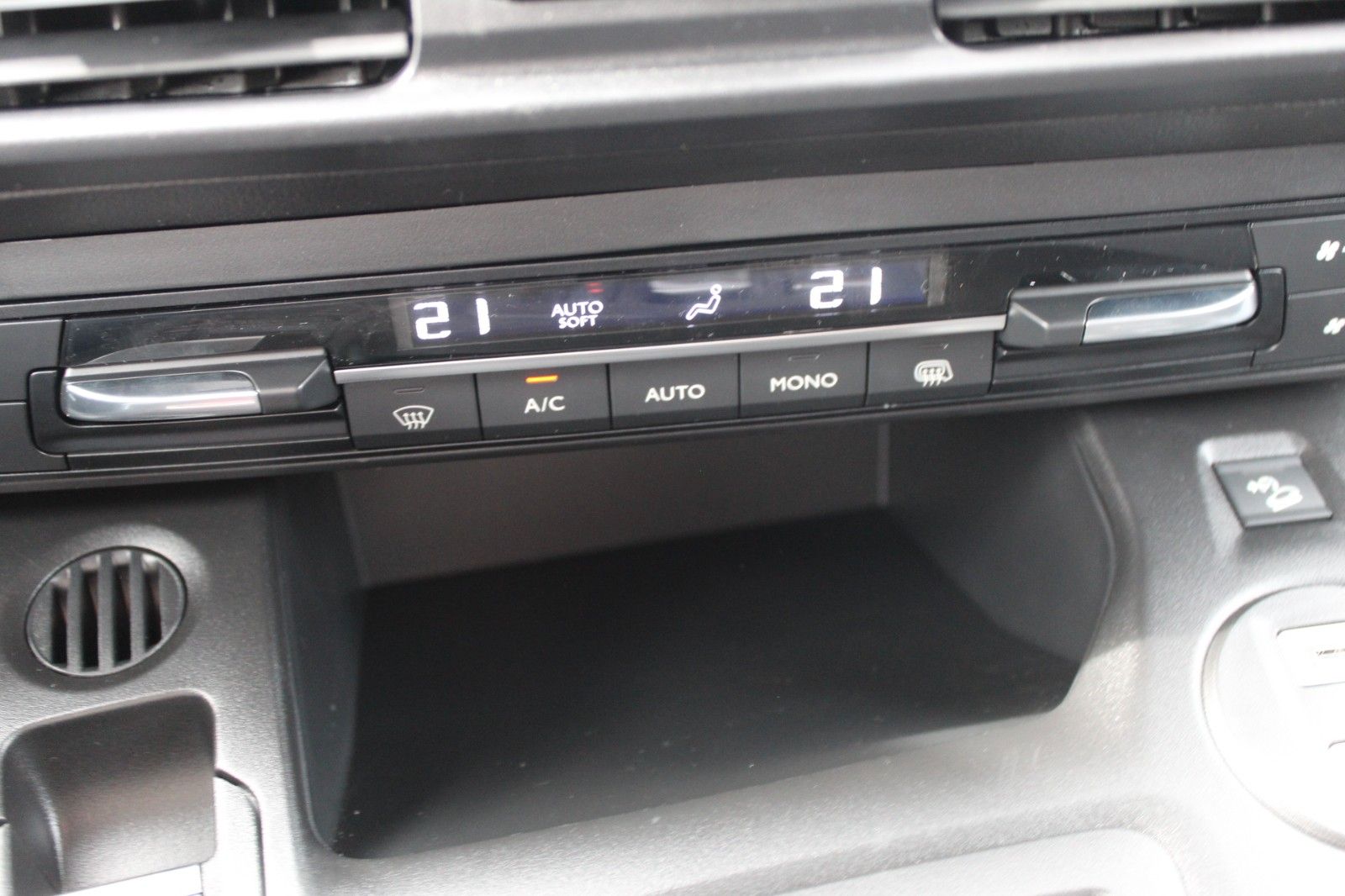 Fahrzeugabbildung Opel Combo Cargo Elektro11KW*Navi*SHZ*PDC*RFK*Holzbod