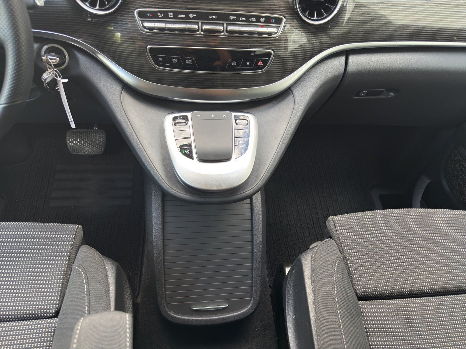 Fahrzeugabbildung Mercedes-Benz V 300 d L EDITION DISTRO AHK MBUX ILS el.Heckkla