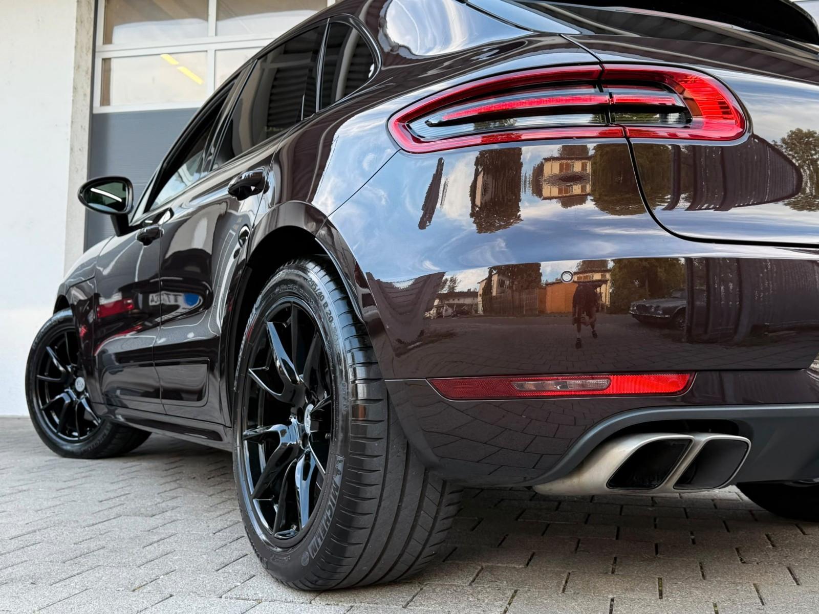 PORSCHE MACAN TURBO