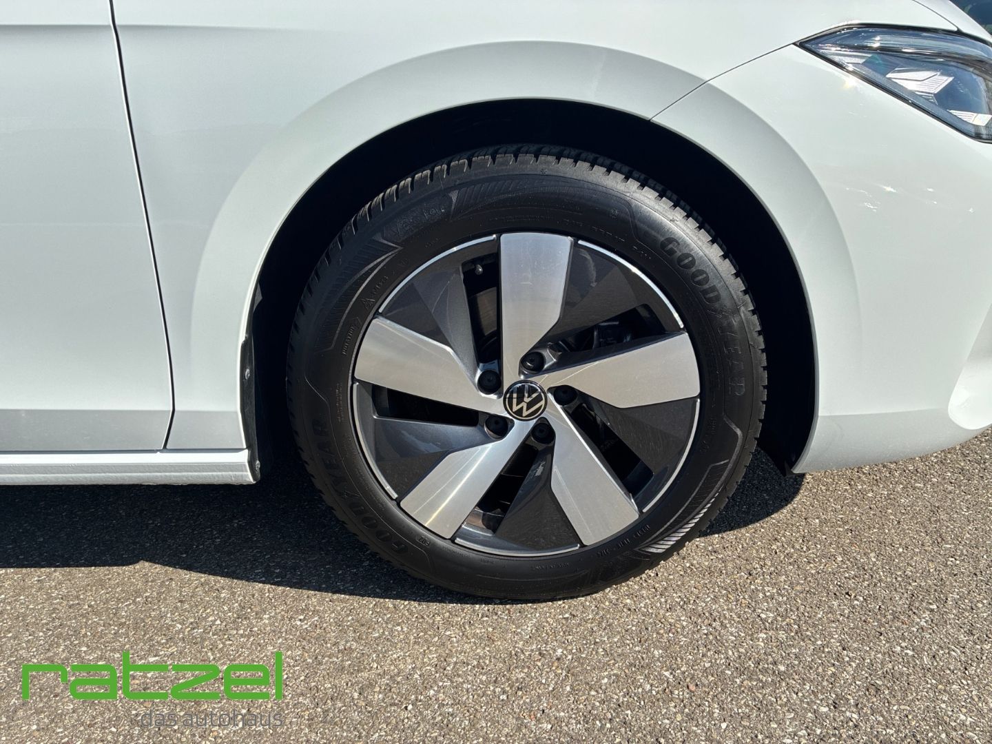 Fahrzeugabbildung Volkswagen Passat Variant 1.5 eTSI DSG Navi Digitales Cockp