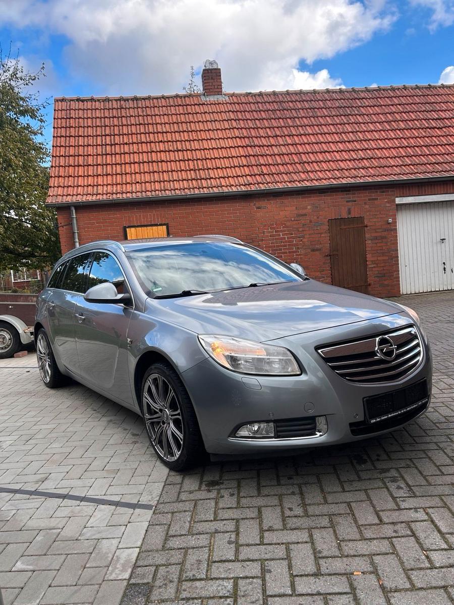 Opel Insignia 2012 — rear view