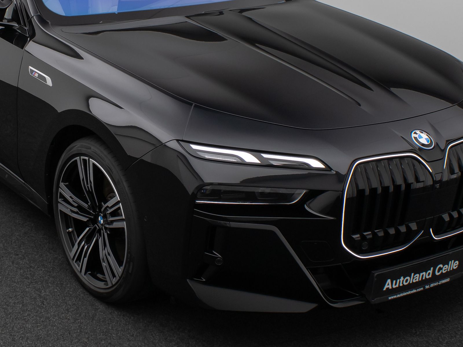 Fahrzeugabbildung BMW M760e Sky Lounge B&W Fond Ent M-Performance Voll