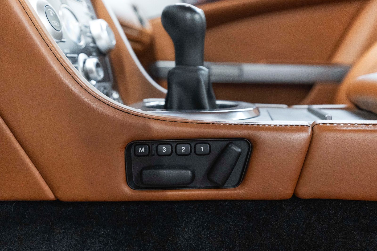Fahrzeugabbildung Aston Martin DB9 Coupe Schalter 1/385 Sportpaket