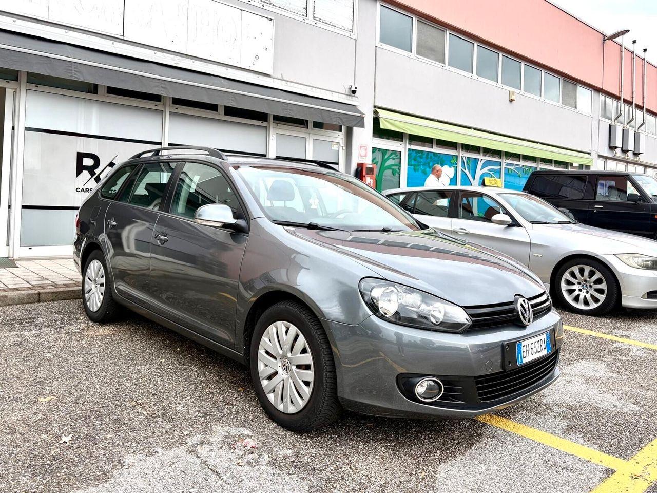 Volkswagen Golf 2011 — салон