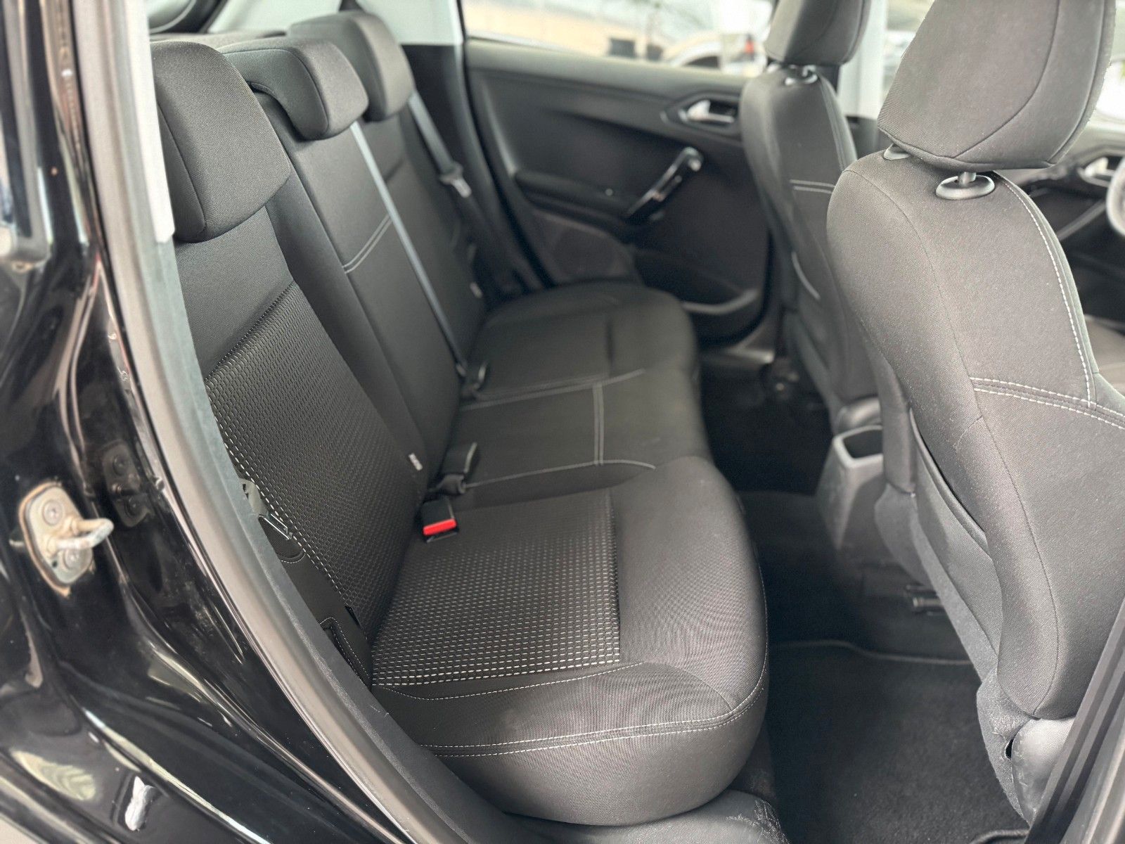 Fahrzeugabbildung Peugeot 208 1.2 110 Allure "Automatik GJR Sitzheizung"