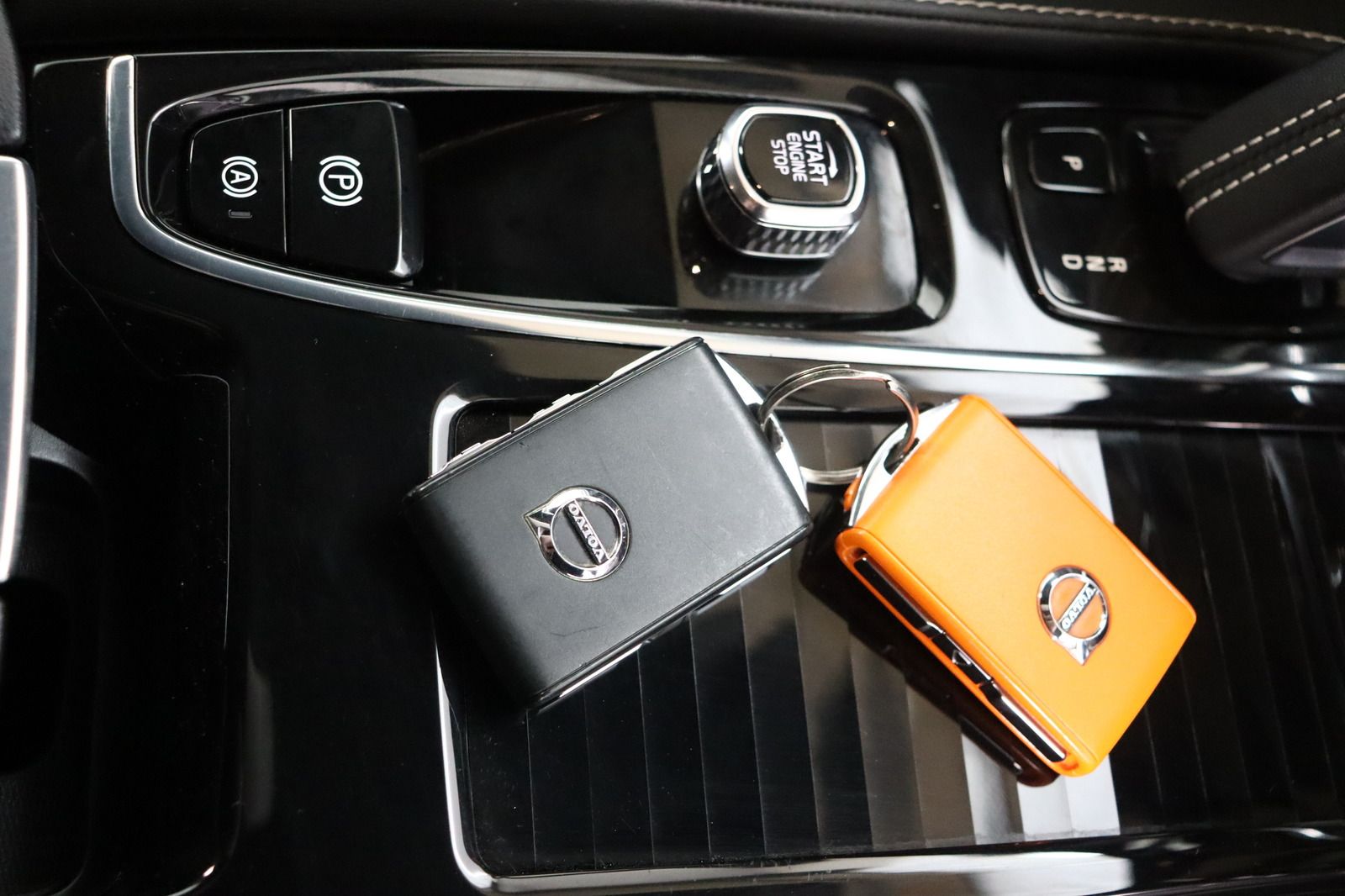 Fahrzeugabbildung Volvo V60 Kombi T8 R-Line AWD Recharge R Design Rechar