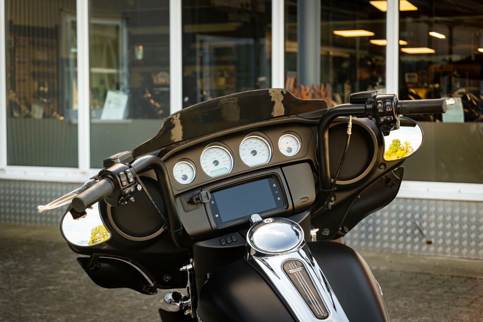 Fahrzeugabbildung Harley-Davidson STREET GLIDE SPECIAL FLHXS -APE - JEKILL&HYDE -