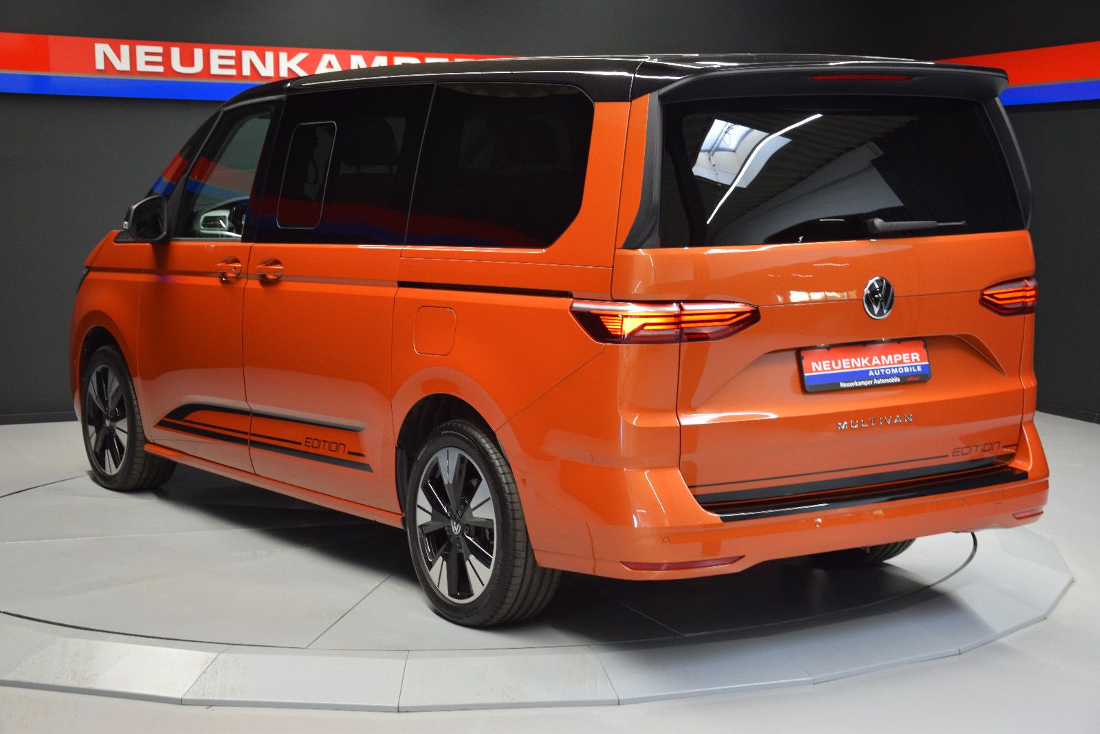 Fahrzeugabbildung Volkswagen T7 Multivan Edition lang Pano ACC vis-a-vis AHK