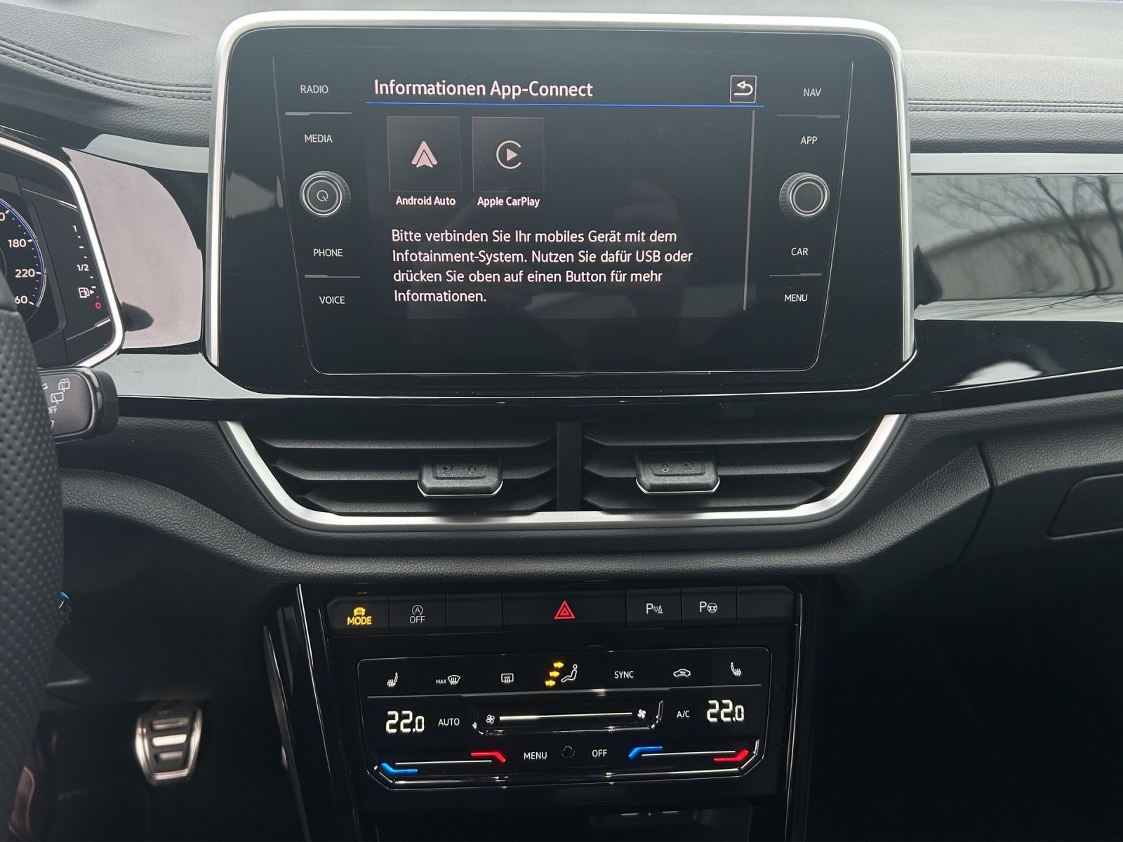 Fahrzeugabbildung Volkswagen T-Roc R-Line TSI IQ.Light ACC SH RearView AppCon