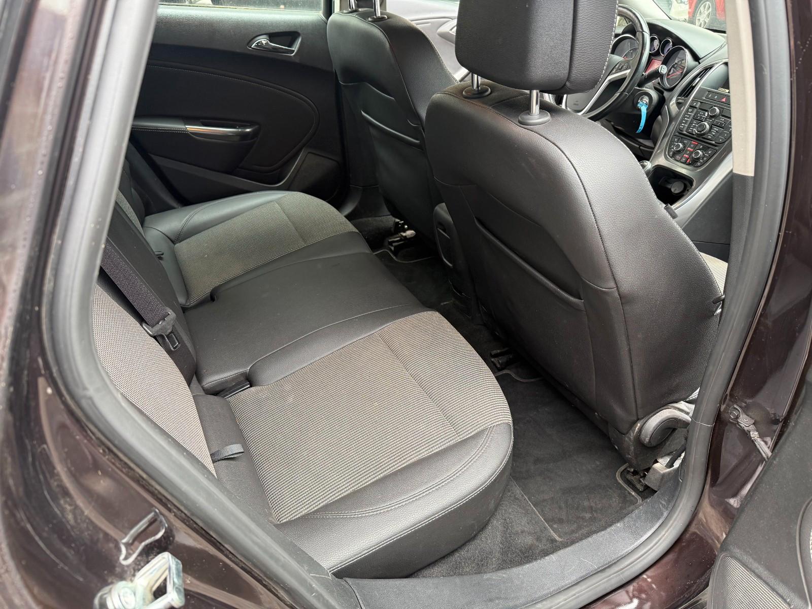 Opel Astra 2012 — photo 14