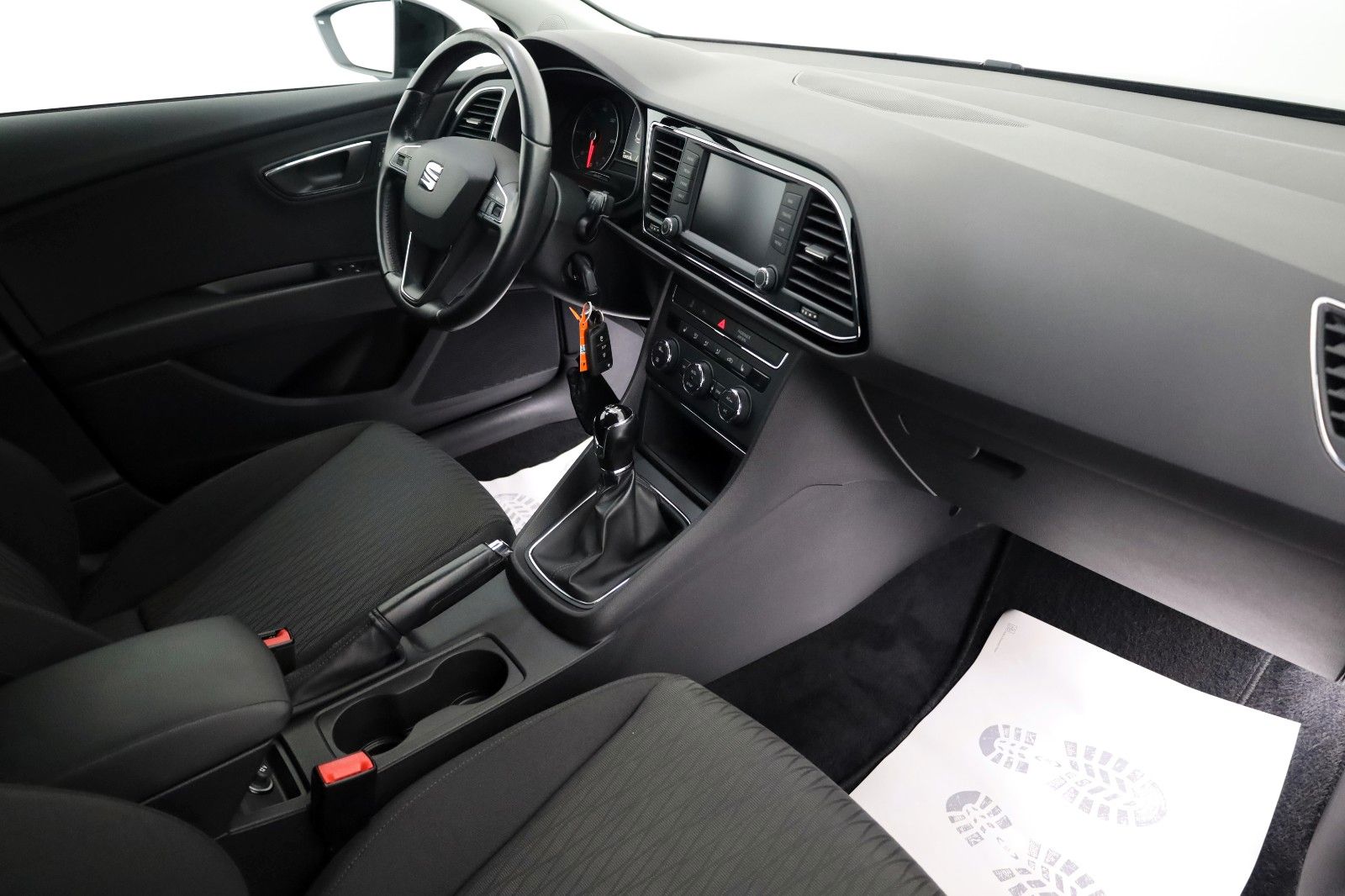 Fahrzeugabbildung SEAT Leon ST Style Navi,SH,PDC,AHK,8-fach bereift!