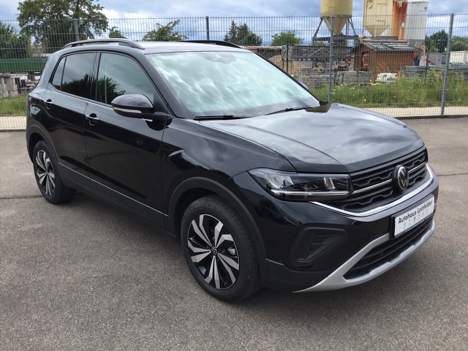 Fahrzeugabbildung Volkswagen T-Cross 1.5 TSI DSG Life+AHK+17"+LED+AppConnect