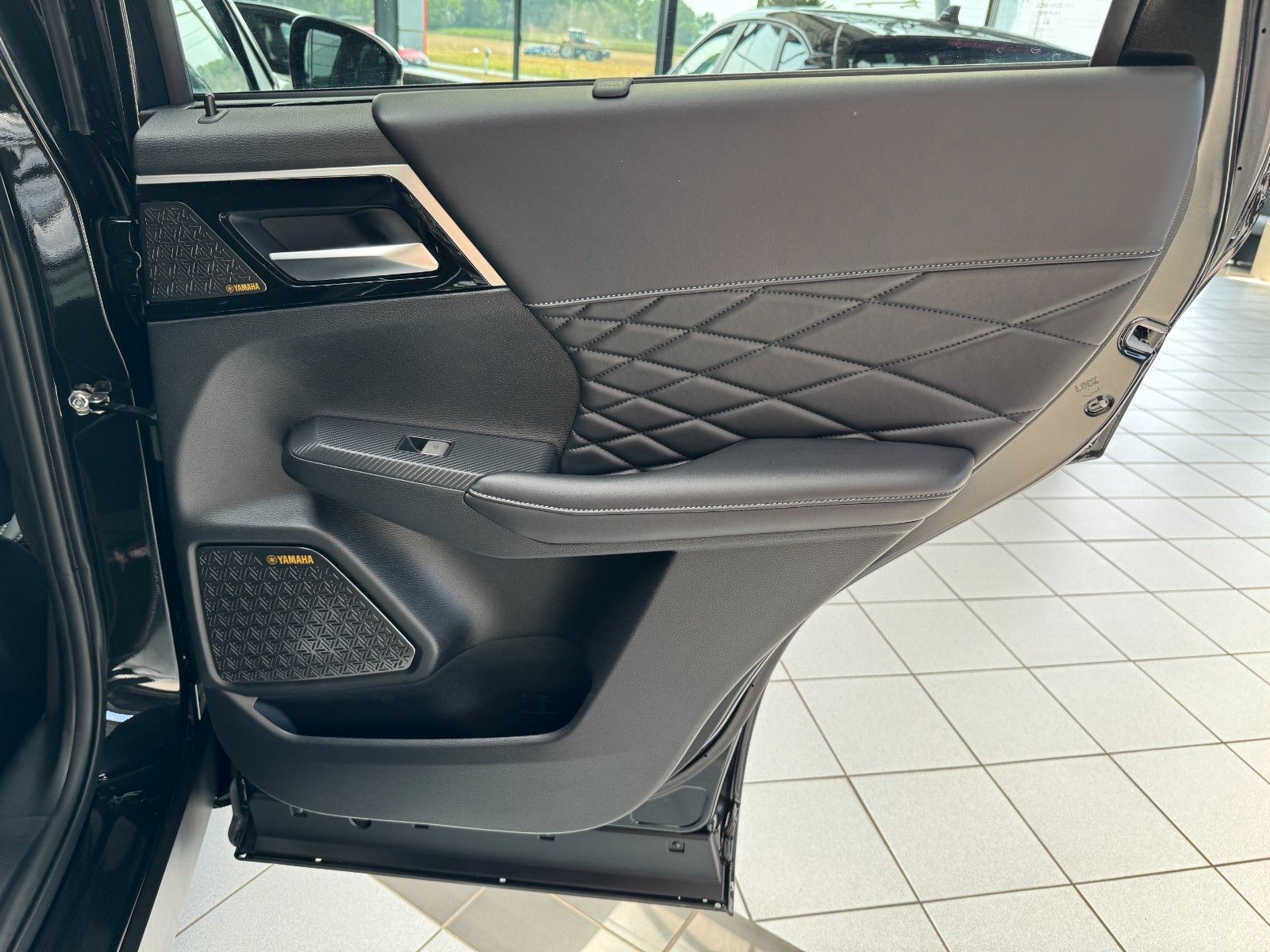 Fahrzeugabbildung Mitsubishi Outlander 2.4PLUG-IN HYBRID 4WD BLACK