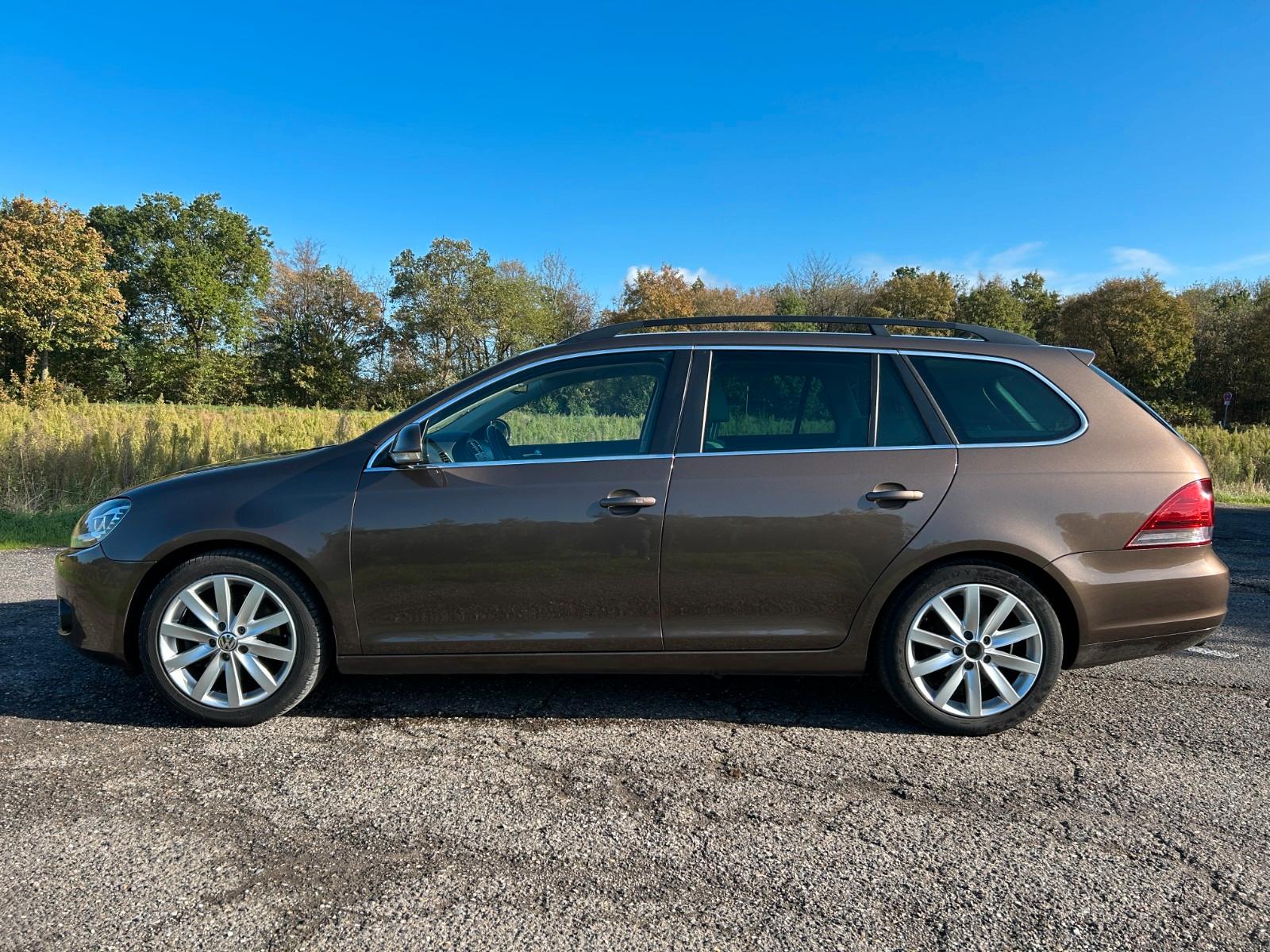 Volkswagen Golf 2011 — rear view