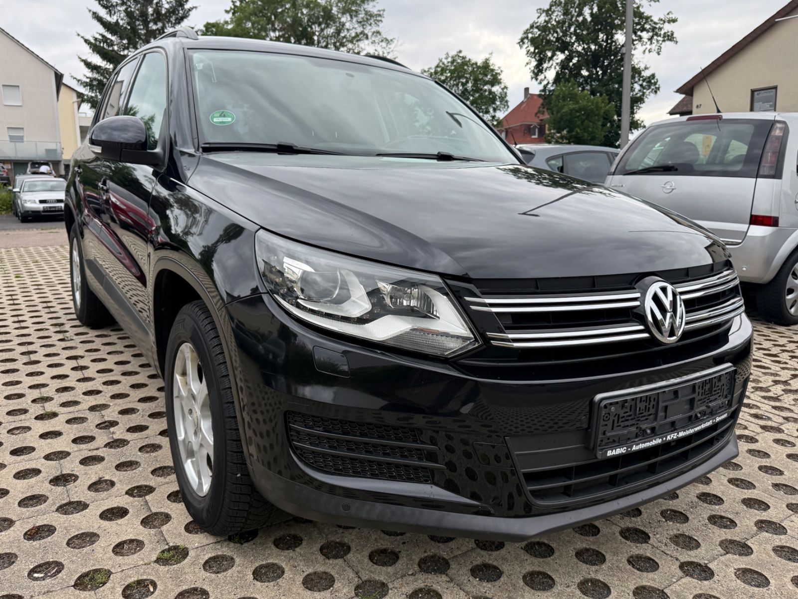 Volkswagen Tiguan - 1