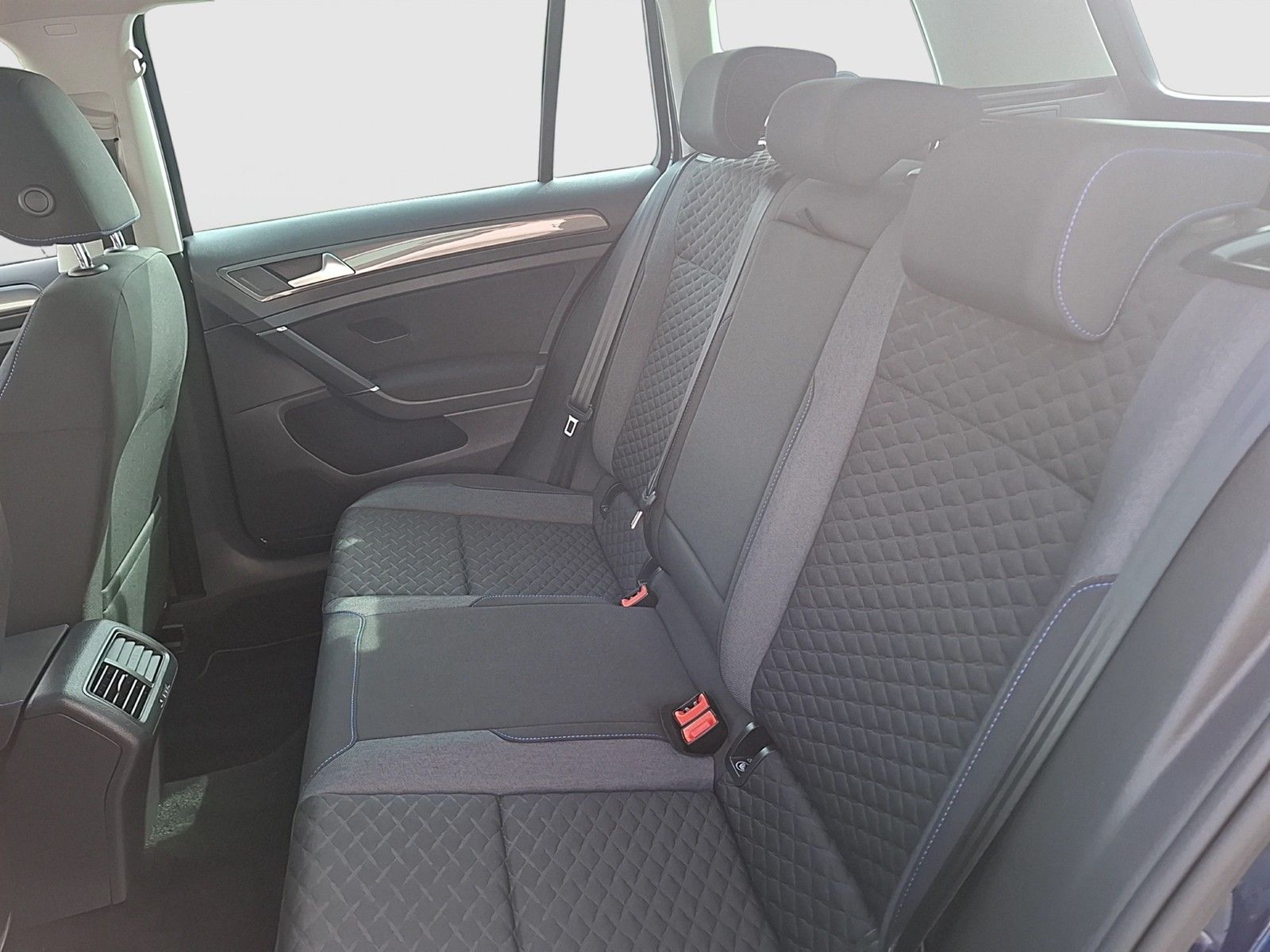 Fahrzeugabbildung Volkswagen Golf VII Variant TDI Join DSG Navi PDC SH LM