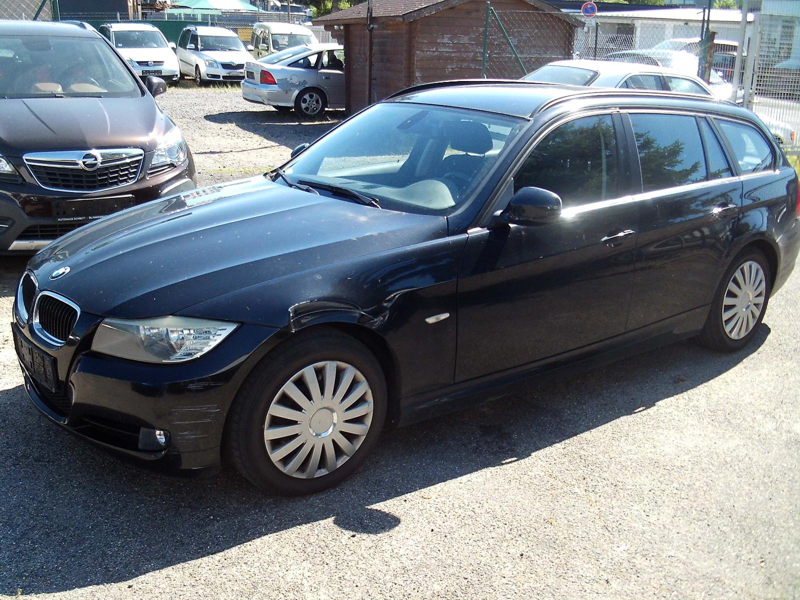 BMW 318 2010 — interior