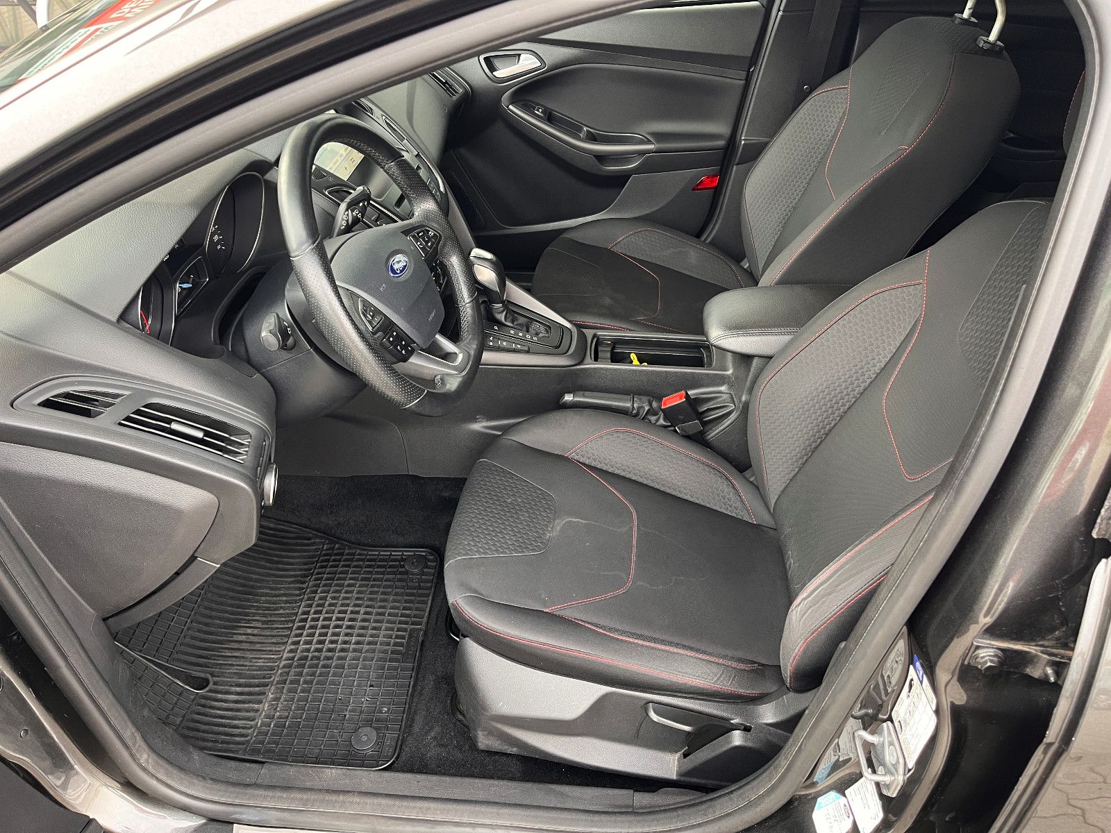 Fahrzeugabbildung Ford Focus Turnier ST-Line 1.5 Turbo Automatik