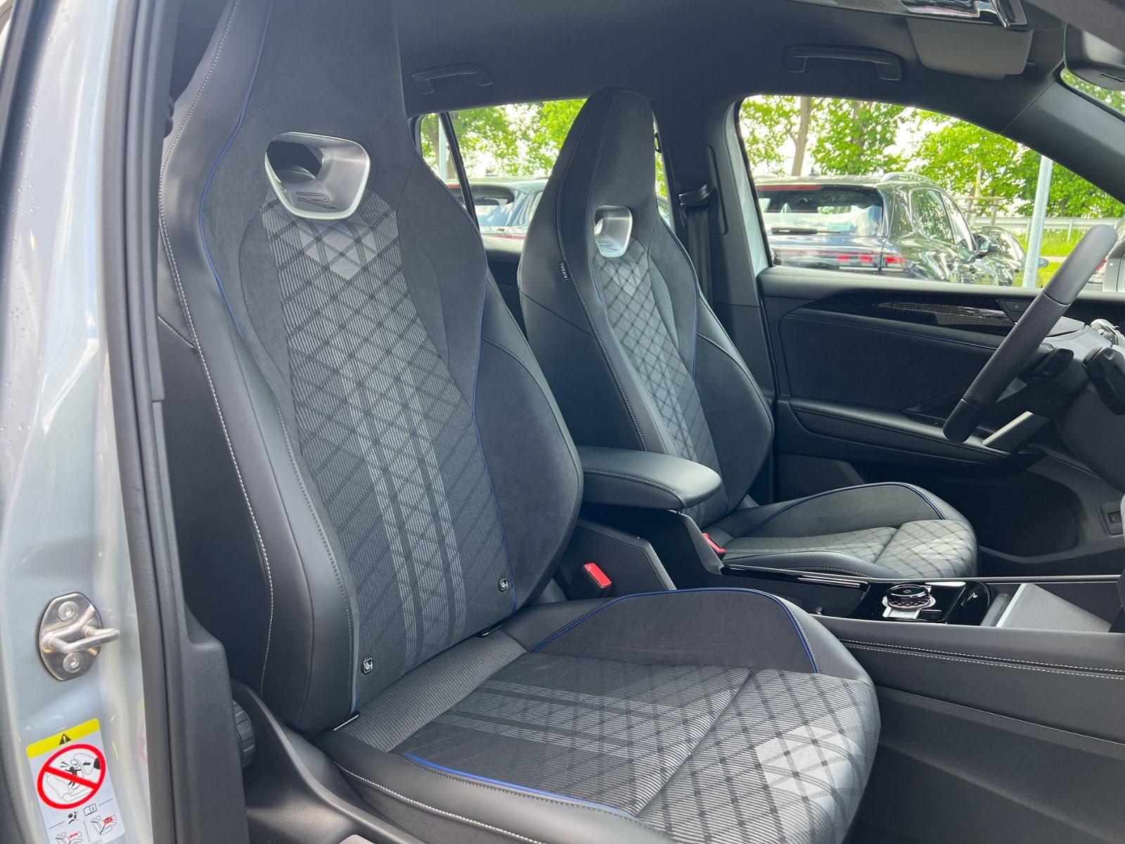 Fahrzeugabbildung Volkswagen Tiguan R-Line 1.5 eTSI DSG *AHK, IQ.Light, ACC,