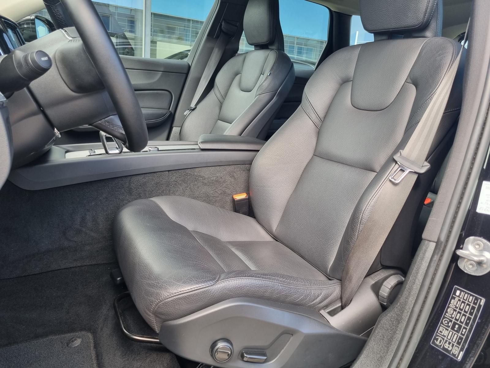 Fahrzeugabbildung Volvo XC60 B4 D Core 'Ganzjahresreifen, Google Maps'