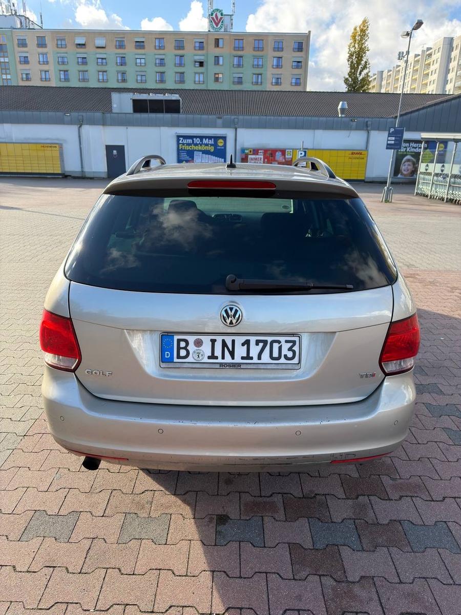 Volkswagen Golf 2012 — rear view