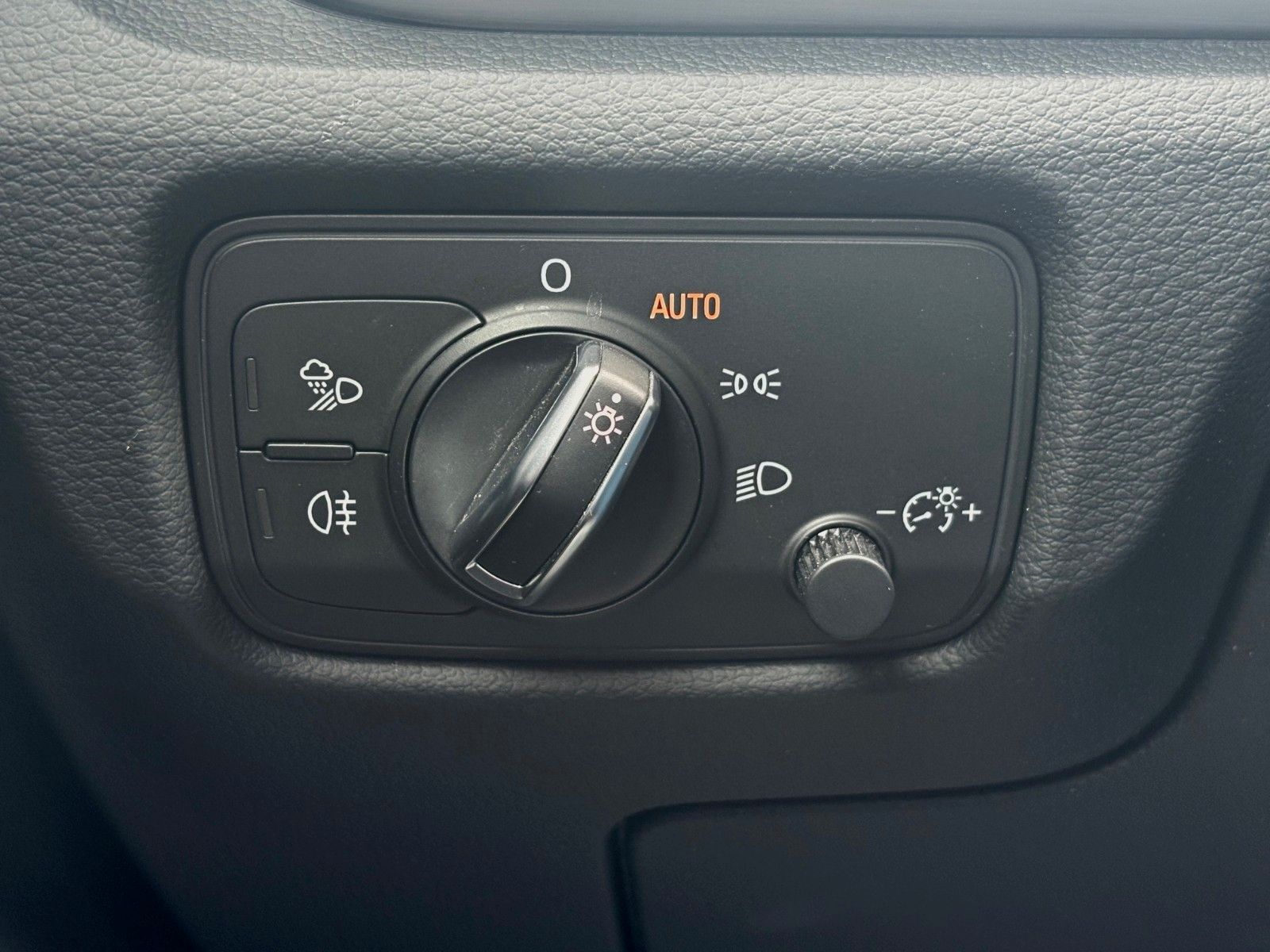 Fahrzeugabbildung Audi A3 1.6 TDI SPBK S LINE Navi Leder LED SPORTFWK