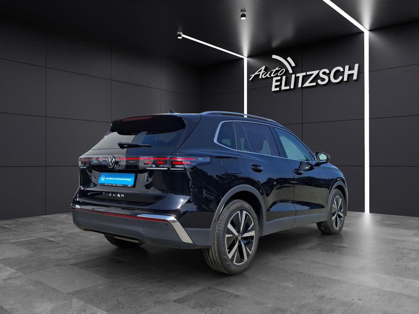 Fahrzeugabbildung Volkswagen Tiguan TDI Elegance DSG Matrix STH AHK Navi Pano