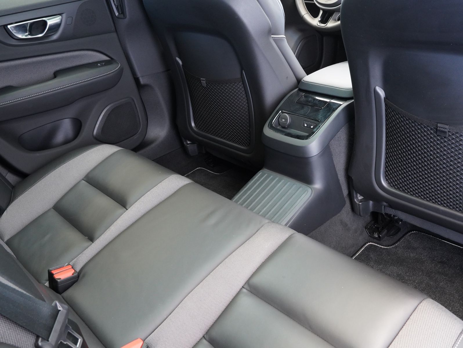 Fahrzeugabbildung Volvo V60 T6 AWD Recharge Plug-In R Design INTELLISAFE
