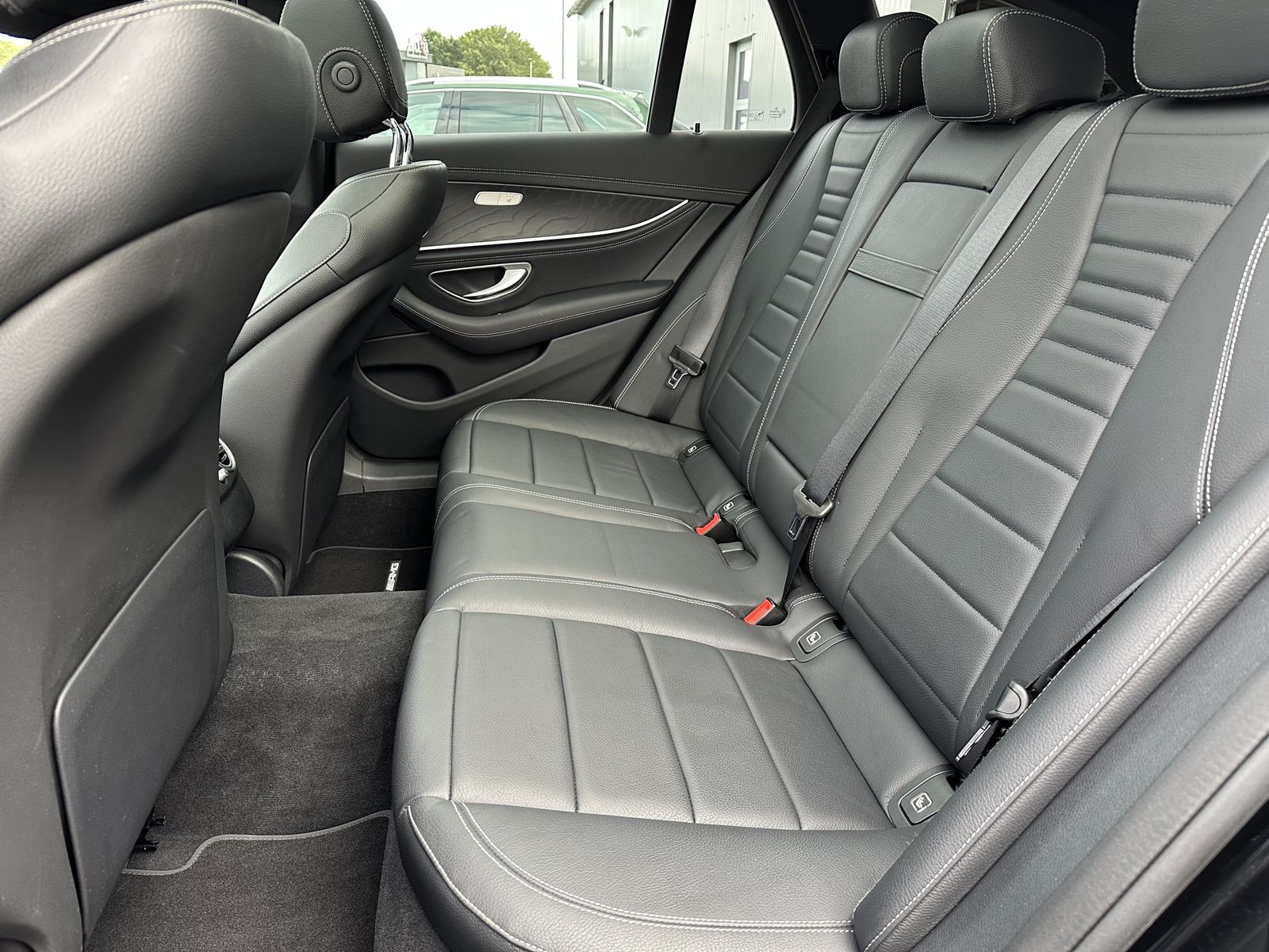 Fahrzeugabbildung Mercedes-Benz E 300de T 4Matic AMG-Line NAV+LED+AHK+PANO+360°