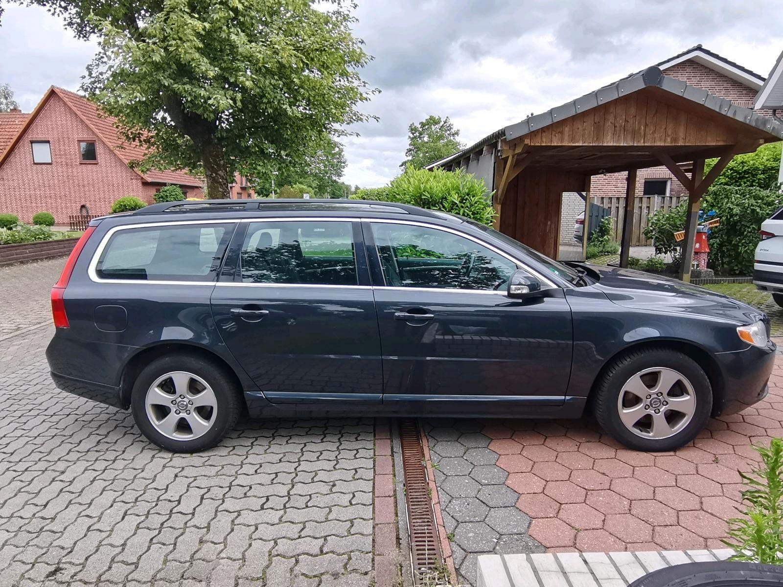 Volvo V70 2010 — rear view