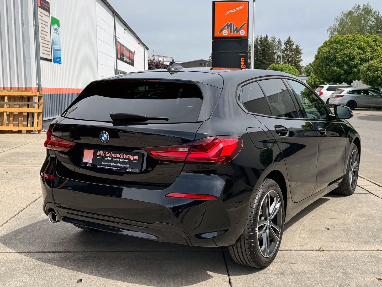 Fahrzeugabbildung BMW 118i Steptr. Sport-Line LED SHZ PDC CarPlay NAV