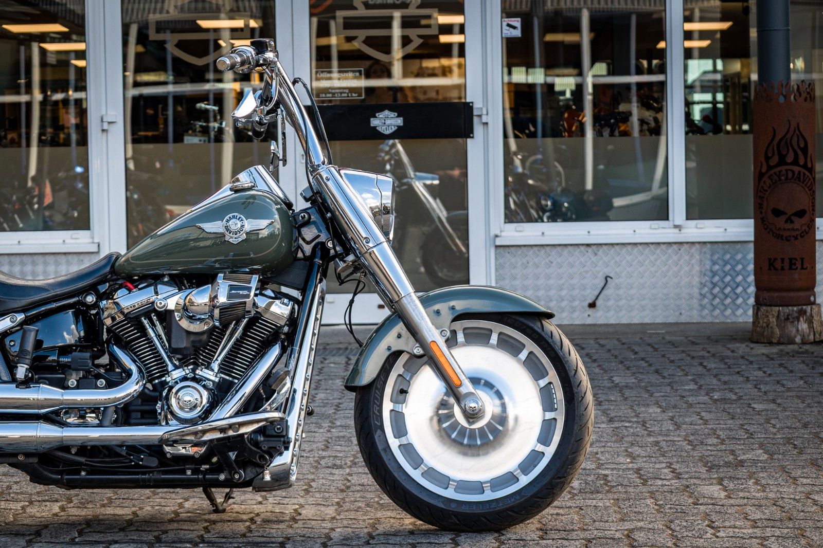 Fahrzeugabbildung Harley-Davidson FLFBS Fat Boy Softail 114 - Jekill & Hyde -