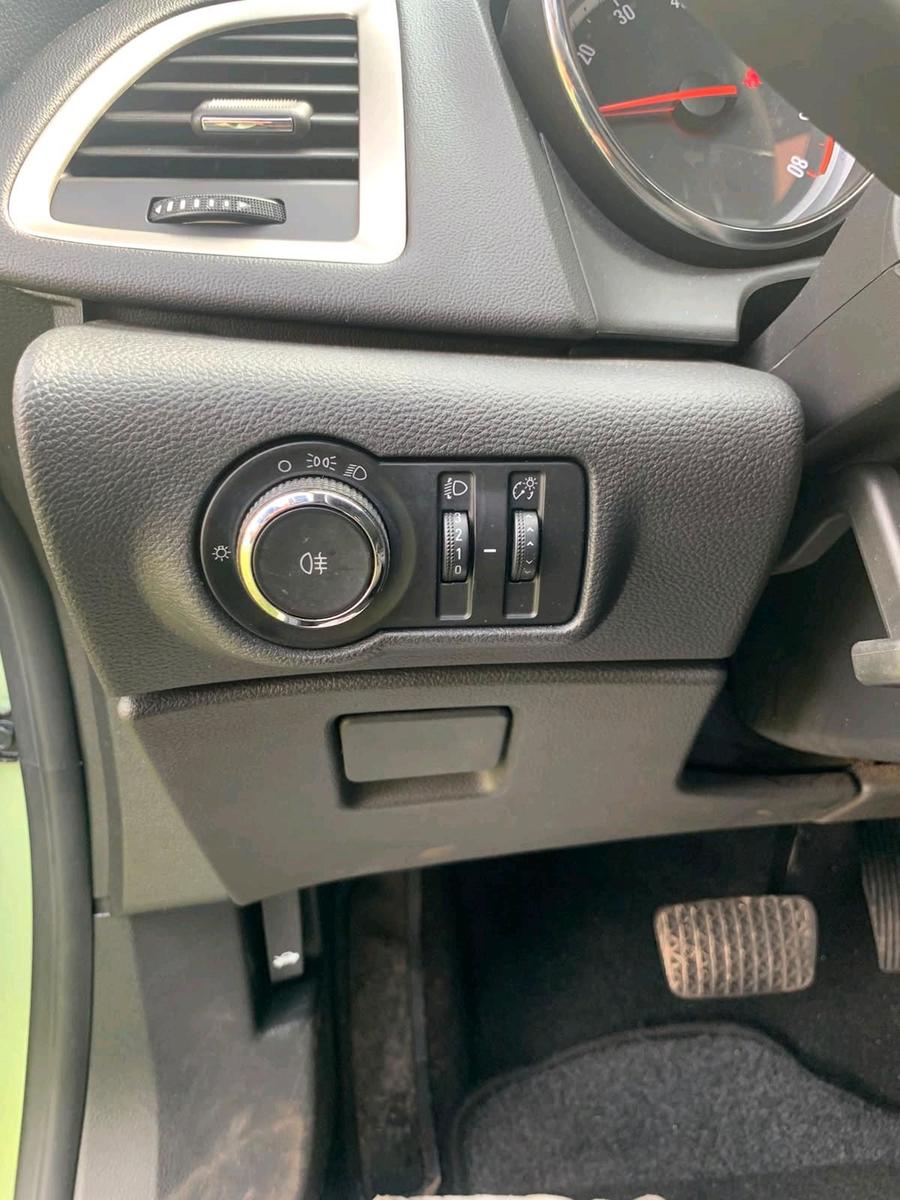 Opel Astra 2011 — photo 14