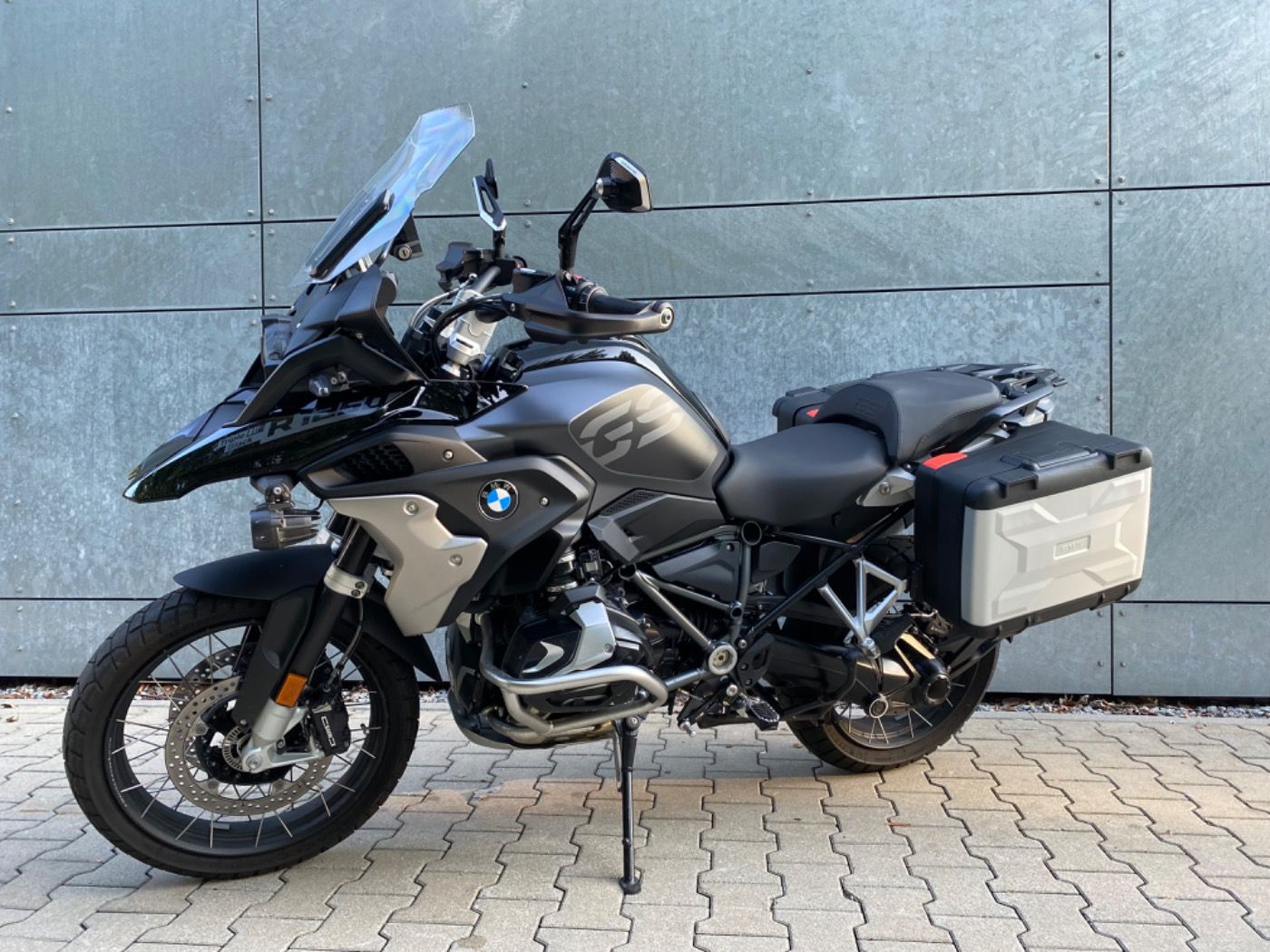 Fahrzeugabbildung BMW R 1250 GS Triple Black Frästeile Seitenkoffer