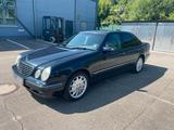 Mercedes-Benz Mercedes E430 4-Matic - Mercedes-Benz E 430 mit Benzin-Antrieb