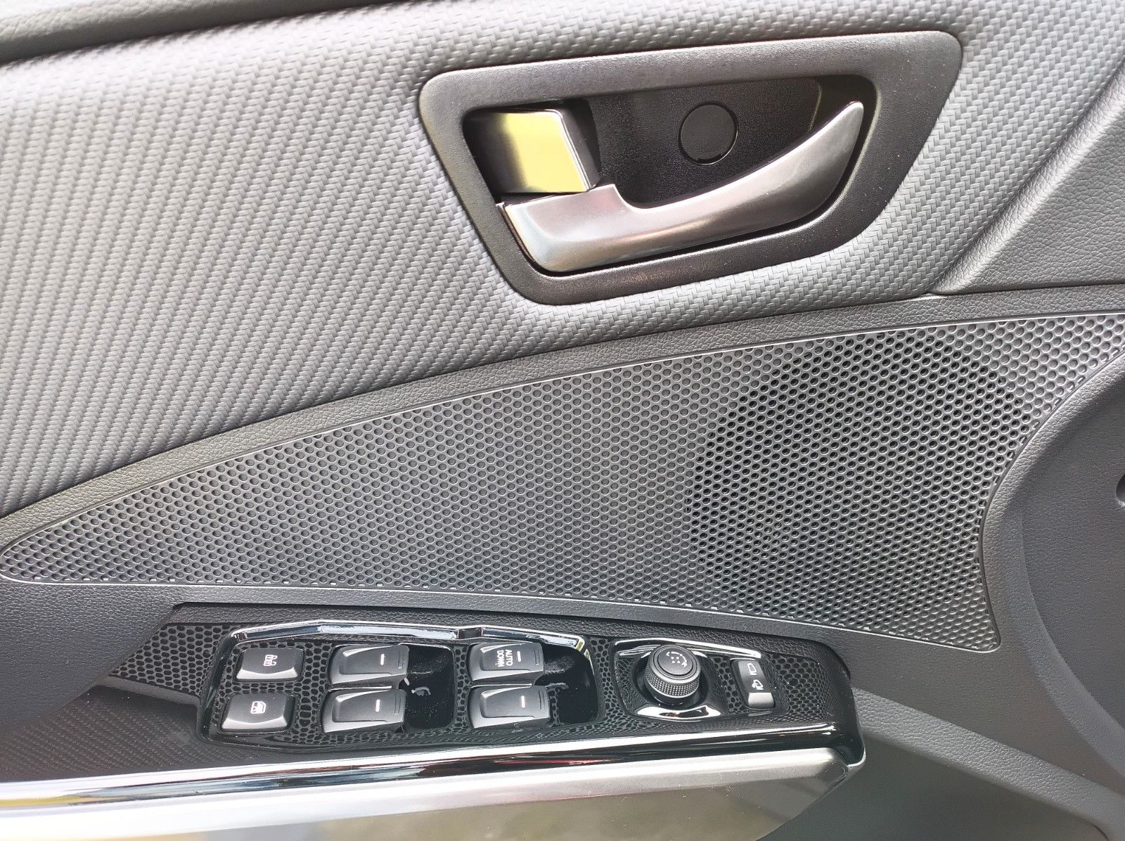 Fahrzeugabbildung KGM TIVOLI+BLISS+LH+SH+EPH KAMERA+ANDROID+5JGARANTIE