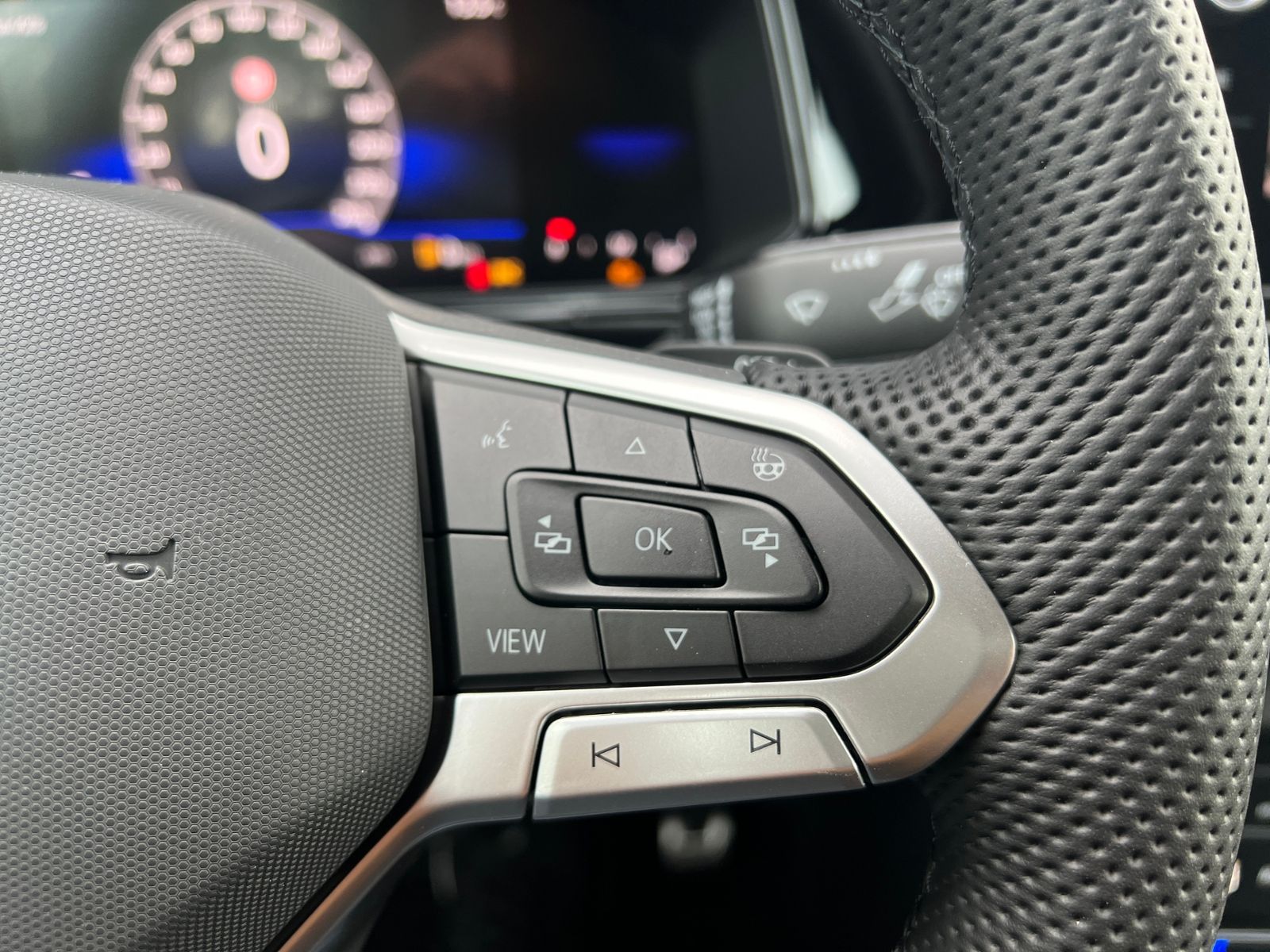 Fahrzeugabbildung Volkswagen T-Roc Cabriolet R-Line 1.5 TSI DSG *AHK,Black-St