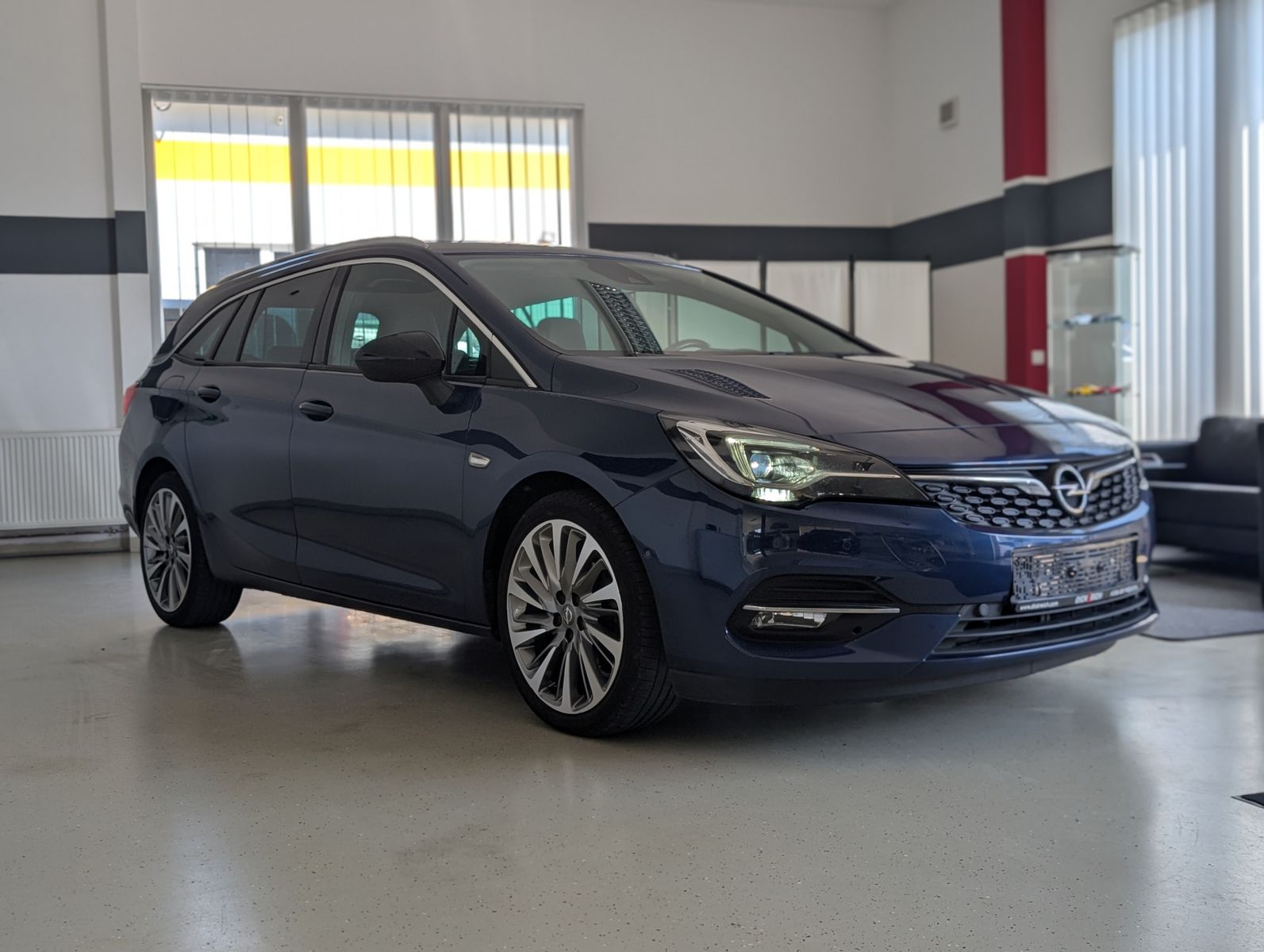 Fahrzeugabbildung Opel Astra Elegance PANORAMA LEDER MASSAGE MEMO 18"