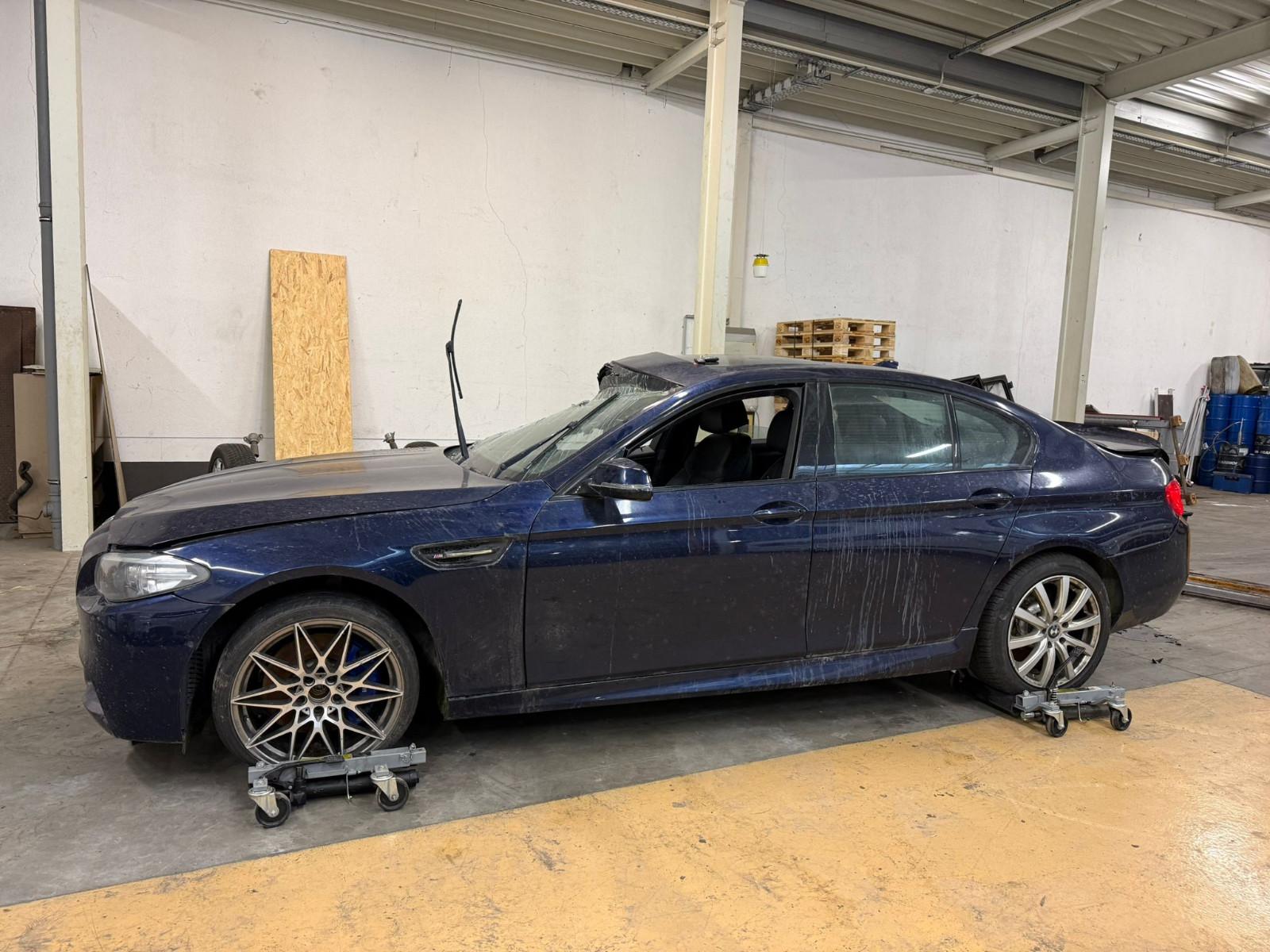 BMW 550 XI Motor läuft Getriebe Airbags ok M550