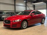 Jaguar XE Pure - rote Jaguar XE