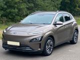 Hyundai KONA EV Trend 150 kW *RW484KM*HeUp*AHK*LED*ACC* - mit Elektro-Antrieb: Beige, Head-Up Display